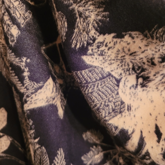 NWOT Reversible Black and Tan Floral Scarf - Picture 3 of 7
